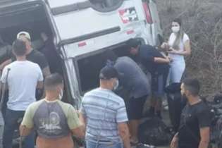 Onze pessoas ficaram feridas no acidente que envolveu uma van com equipe do cantor Gusttavo Lima