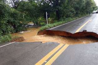 Destruição de estrada por chuva na Bahia