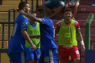 Victor Diniz comemora o segundo gol da Raposa