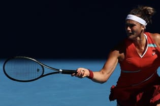A número 2 do mundo, a tenista bielorrussa Aryna Sabalenka, venceu a tcheca Marketa Vondrousova de virada neste sábado (22) e garantiu sua vaga nas oitavas de final do Aberto da Austrália