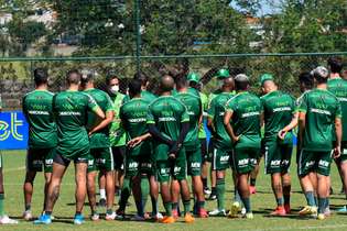 O técnico Marquinhos Santos em conversa com o elenco no treino desse domingo (23)