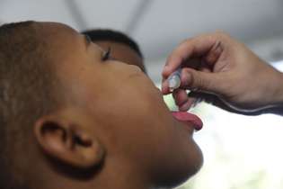 Crianças de 1 a 4 anos devem receber uma dose da Vacina Oral Poliomielite (VOP), desde que já tenham recebido as três doses da Vacina Inativada Poliomielite (VIP) previstas no esquema básico
