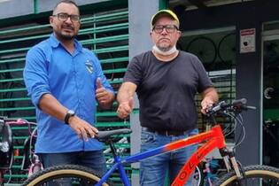 Antonio Tadeu, presidente do Rondoniense (à dir.), recebe doação de bicicleta