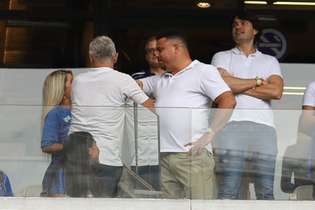 Ronaldo assiste partida de camarote