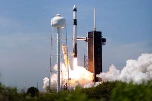 Foguete SpaceX decola na primeira missão totalmente privada à Estação Espacial Internacional