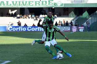 Matheusinho e João Paulo no jogo contra o Coritiba pela Série B de 2019