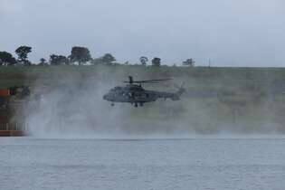 Helicóptero da Marinha do Brasil participa de exercício na Amazônia