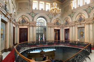 O hall do segundo andar, o local mais ornamentado do palácio