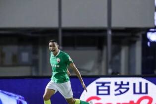 Kardec comemora gol no futebol chinês