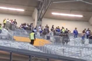 A confusão, que aconteceu no anel superior do estádio, exigiu ação da polícia para controlar os ânimos