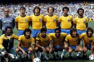 Seleção de 82, com Waldir Peres, Leandro, Oscar, Falcão, Luizinho e Júnior; agachados Sócrates, Cerezo, Serginho, Zico e Éder