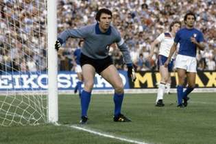 Goleiro italiano Dino Zoff se tornou o jogador mais velho a ganhar uma Copa, aos 40 anos