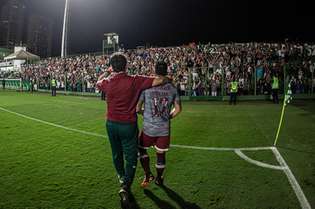 Técnico Fernando Diniz e Willian Bigode cumprimentam a torcida do Fluminense após vitória sobre o Goiás, pelo Brasileiro