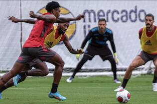 Vitinho, Rodinei, Diego Alves e Gustavo Henrique durante treino do Flamengo