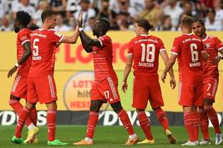 Jogadores do Bayern de Munique comemoram a goleada sobre o Eintrach por 6 a 1
