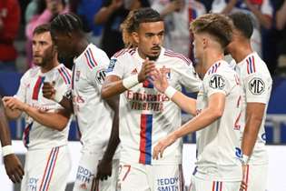 Jogadores do Lyon comemoram a vitória na estreia sobre o Ajaccio