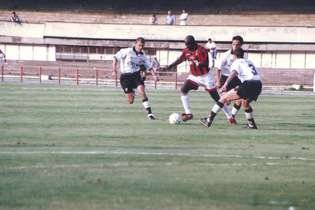 Milan e Corinthians jogaram para um Mineirão vazio em 1997