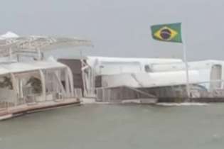 Restaurante flutuante naufragou com a força dos ventos