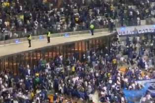 Torcedores são flagrados "escalando" o Mineirão para mudar de setor no estádio antes da partida Cruzeiro x Operário