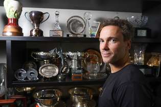 Bruno Soares, ex-tenista, na galeria de troféus em seu escritório