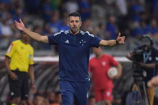 Paulo Pezzolano deixou o comando do Cruzeiro na noite deste domingo (19)