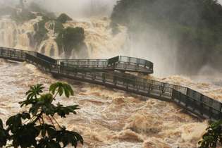 As passarelas das Cataratas do Iguaçu foram interditadas devido o volume do Rio Iguaçu aumentar a vazão das Cataratas do Iguaçu em Foz do Iguaçu (PR)