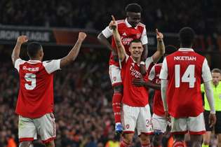 Jogadores do Arsenal comemoram gol