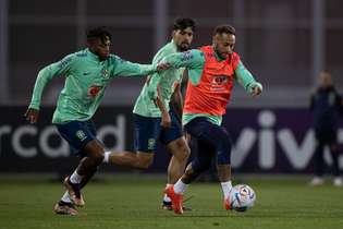 Neymar em disputa de bola com Fred