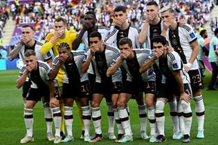 Jogadores da Alemanha cobriram a boca enquanto posavam para a foto antes da partida com o Japão no Estádio Internacional Khalifa, em Doha