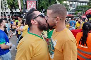 Beijo gay durante Fan Fest em SP