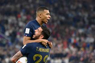 O atacante número 10 da França, Kylian Mbappé, comemora com o zagueiro francês número 22, Theo Hernandez, depois de marcar o primeiro gol de sua equipe durante a partida de futebol do Grupo D da Copa do Mundo