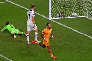 Depay abriu o placar para a Holanda na partida disputada no estádio Khalifa Internacional, neste sábado (3)