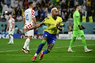 O atacante número 10 do Brasil, Neymar, comemora o primeiro gol de sua seleção durante a partida de futebol das quartas de final da Copa do Mundo do Catar 2022 entre Croácia e Brasil no Education City Stadium em Al-Rayyan, a oeste de Doha, em 9 de dezembro de 2022.