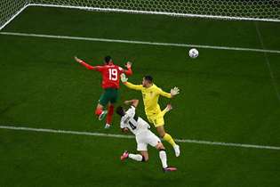 Youssef En Nesyri voa para fazer o gol da vitória de Marrocos sobre a seleção de Portugal