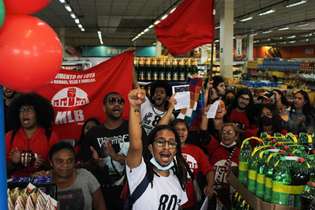Movimento de Luta nos Bairros, Vilas e Favelas (MLB) ocupou supermercados em vários Estados; na foto, manifestantes ocupam estabelecimento em São Paulo