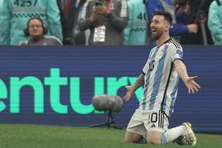 Messi esperou 16 anos e quatro Copas para poder levantar a taça de campeão da Copa do Mundo