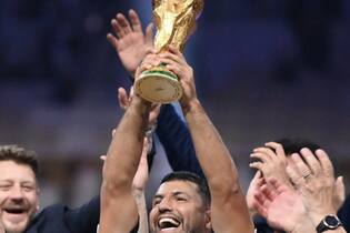 O ex-jogador Sergio Agüero levantando a taça de campeão do mundo