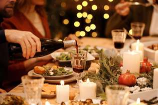 Exagerar no consumo de bebida e comida é comum durante as festas de fim de ano