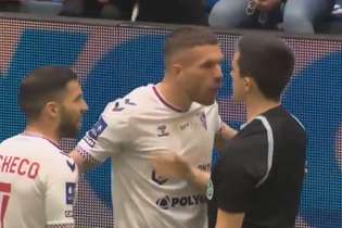 Podolski se incomodou com uma falta marcada pelo árbitro e foi para cima dele