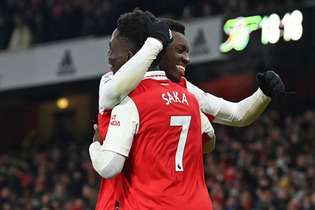 Saka comemora com Nketiah mais um gol do Arsenal; atacante teve contrato renovado até 2027