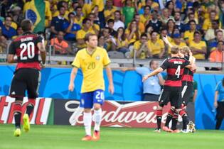 Gol da Alemanha: diante da atônita torcida no Mineirão, comandados de Joachim Low festejam um dos sete gols sobre o Brasil