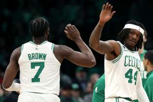 Robert Williams e Jaylen Brown, do Boston Celtics, em jogo contra o Brooklyn Nets