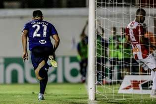 Gilberto, centroavante do Cruzeiro, comemora gol sobre o Villa Nova