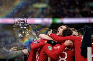 Jogadores do Manchester United comemoram o gol de Casemiro, que abriu o placar em Wembley