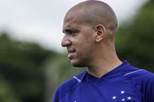 Pepa, novo treinador do Cruzeiro, comada atividade em dois períodos nesta sexta (24) na Toca
