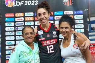 Aline Moura, do Sesi Araraquara, com a família após vitória