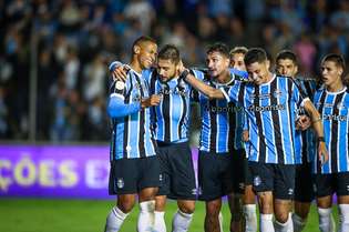 Jogadores do Grêmio comemoram gol marcado na vitória sobre o Grêmio no Alfredo Jaconi