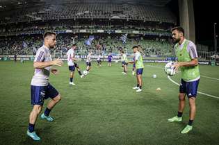 Jogadores do Cruzeiro participam de aquecimento no Independência; ex-comandados de Odair Hellmann elogiaram o atual técnico do Santos