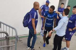 Após sofrer lesão no primeiro tempo diante do Santos, Rafael Bilu acompanhou a segunda etapa de muletas e já utilizando uma espécie de bota ortopédica