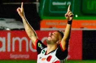 Autor do gol da vitória sobre o Brusque, em um belo chute, Vinícius Boff comemorar no estádio Manduzão